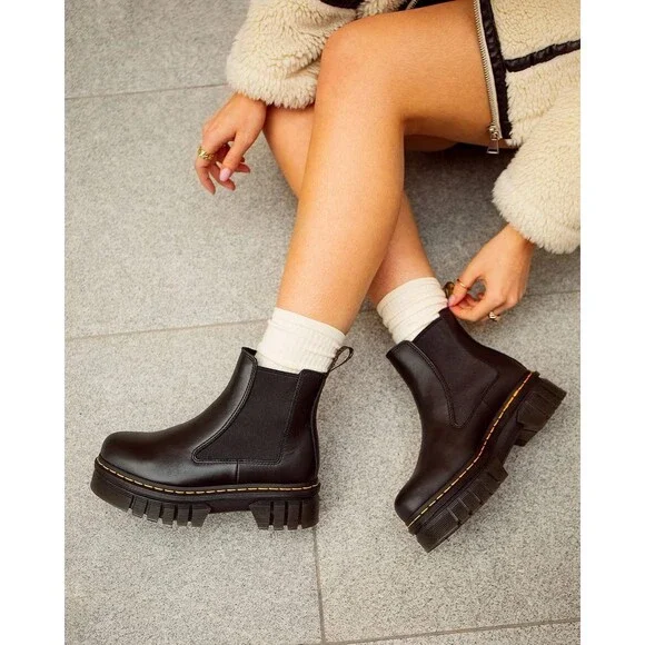 NEW Dr Martens 2976 Smooth Black Leather Platform Chelsea Boots, Women’s 8 - Picture 2 of 9